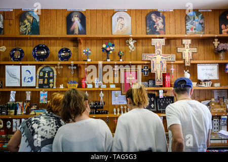 Un religioso francescano e i clienti del negozio del monastero di Santo Toribio de Liébana in background, Cantabria, SPAGNA Foto Stock