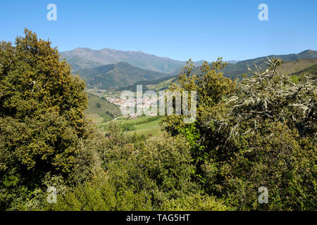 Splendida vista generale dello storico villaggio di Potes in Cantabria, Spagna, Europa Foto Stock