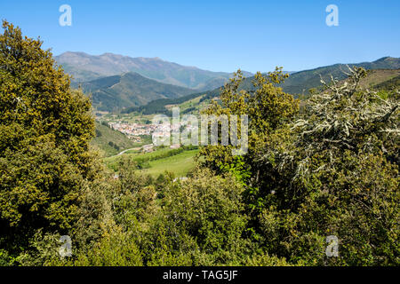 Splendida vista generale dello storico villaggio di Potes in Cantabria, Spagna, Europa Foto Stock