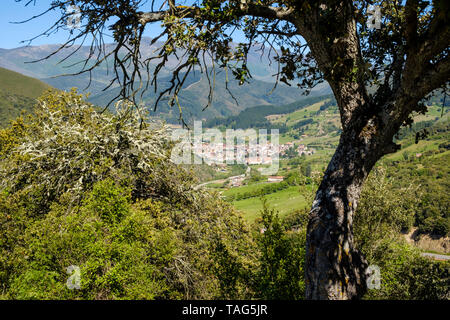 Splendida vista generale dello storico villaggio di Potes in Cantabria, Spagna, Europa Foto Stock