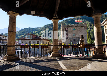 Per turisti in cerca a Torre del Infantado, antico edificio storico che serve come un centro culturale sulla città vecchia di Potes, Cantabria, SPAGNA Foto Stock