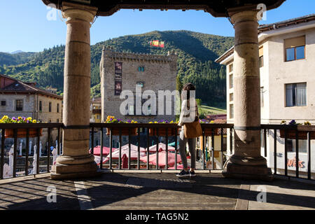 Per turisti in cerca a Torre del Infantado, antico edificio storico che serve come un centro culturale sulla città vecchia di Potes, Cantabria, SPAGNA Foto Stock