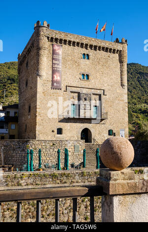 Torre del Infantado è un antico edificio storico che serve come un centro culturale sulla città vecchia di Potes, Cantabria, SPAGNA Foto Stock