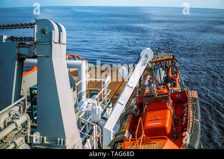Scialuppa di salvataggio o FRC rapido mezzo di salvataggio imbarcazione in nave in mare Foto Stock