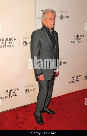 NEW YORK, NY - 03 Maggio: Michael Douglas assiste il 'prende un pazzo' premiere mondiale durante il 2019 Tribeca Film Festival a BMCC Tribeca PAC sul ma Foto Stock