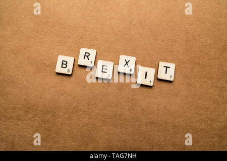 LONDON, Regno Unito - 24 Maggio 2019: La parola BREXIT, farro con lettera in legno piastrelle su un marrone sfondo testurizzata Foto Stock