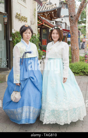 In il villaggio di Bukchon Hanok in Seoul, due turisti giapponesi che indossano il tradizionale abito coreano 'Handbook" è un modo popolare per scoprire l'area. Foto Stock