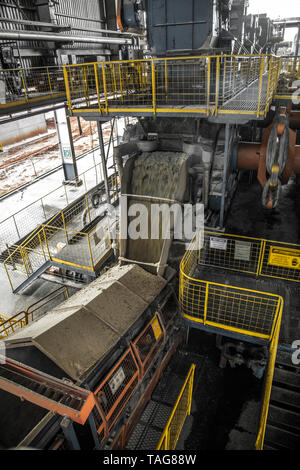 Lo zucchero industriale trasportatore della linea di produzione di canna da zucchero di fabbrica bagasse Foto Stock