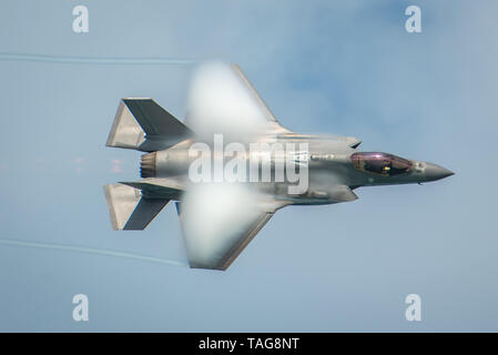 Il cap. Andrea "Dojo" Olson, F-35un fulmine II dimostrazione pilota del Team, esegue più di Miami Beach, Florida, 24 maggio 2019. Olson ha eseguito la demo in preparazione per il Miami Beach di aria e di mare Show. (U.S. Air Force photo by Staff Sgt. Jensen Stidham) Foto Stock