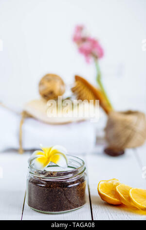 Scrub corpo di macinato di caffè aloe vera zucchero e limone su sfondo bianco, in casa di cosmetici per la pelatura e cure termali,mantenere il tasso di umidità della pelle.G Foto Stock