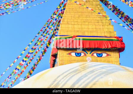 La saggezza gli occhi su Stupa Boudhanath nella valle di Kathmandu, Nepal Foto Stock