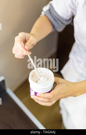 Close up cosmetico prepara il peeling crema Foto Stock