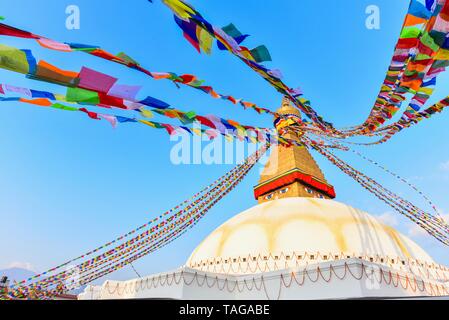 Colorato la preghiera tibetano di bandiere e di Boudhanath Stupa in valle di Kathmandu Foto Stock