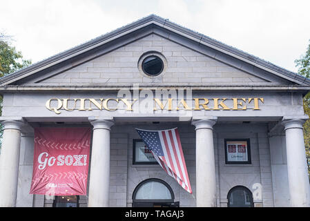 Boston, Massachusetts. Ottobre 30, 2018. L'Esterno ingresso anteriore di Quincy Market in Boston Massachusetts con Go Red Sox banner appesi tra Foto Stock