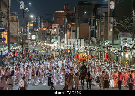 Gion Matsuri Festival, il più famoso festival in Giappone. I partecipanti in abiti tradizionali tirando un altamente decorato enorme galleggiante in parata. Foto Stock