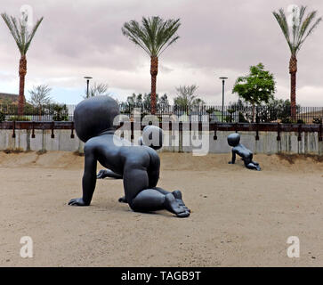 Bambini in movimento installazione artistica nel centro cittadino di Palms Springs, California, da David Cerny rappresenta la disumanizzazione della società. Foto Stock