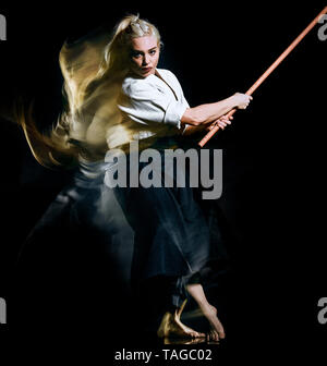 Uno caucasico combattenti bodoka donna pratica Bo-Jutsu studio shot isolato su sfondo nero Foto Stock