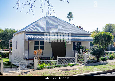 Un inizio del XX secolo i lavoratori australiano cottage con nuovo tetto di ferro. Foto Stock