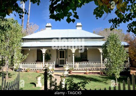 Australian 1920s cottage con NASO DI TORO veranda anteriore. Tamworth NSW. Foto Stock