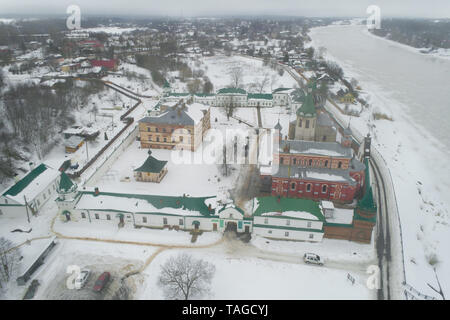Staroladozhsky Nikolsky monastero in un cupo giorno di febbraio (fotografia aerea). Staraya Ladoga, Russia Foto Stock