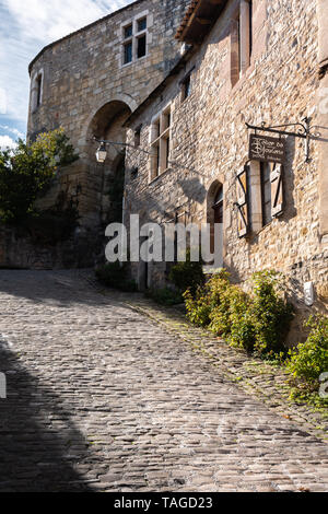 Cordes-sur-Ciel, Tarn, Francia - 3 Ottobre 2017: nel tardo pomeriggio la luce crea ombre scure in un villaggio francese Foto Stock