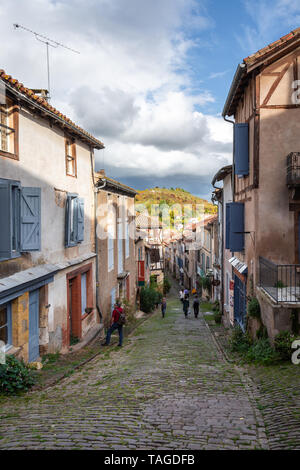 Cordes-sur-Ciel, Tarn, Francia - 3 October 2017: strade del villaggio di Cordes-sur-Ciel in regionale Francia Foto Stock