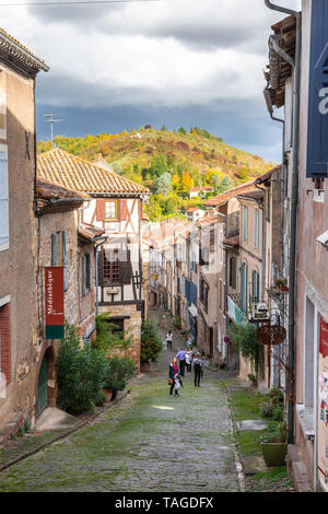 Cordes-sur-Ciel, Tarn, Francia - 3 Ottobre 2017: la vecchia strada di ciottoli nel borgo medievale di Cordes-sur-Ciel in Francia Foto Stock