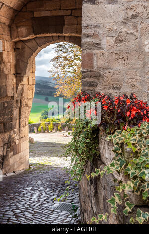 Cancelli di ingresso al villaggio medievale di Cordes-sur-Ciel, Tarn, Occitanie, Francia Foto Stock