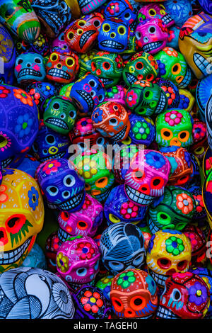 Colorata ceramica messicana teschi artigianato il Giorno dei Morti blu-turchese giallo verde Oaxaca Juarez Mexico. Foto Stock
