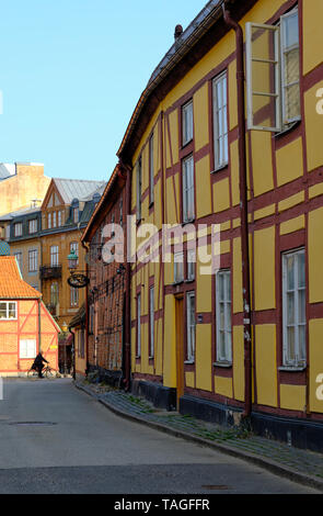 I colorati edifici con travi di legno e le strade di Ystad una città nella contea di Skåne sulla Svezia la costa meridionale Foto Stock