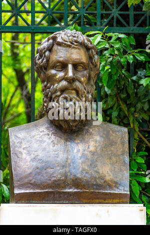 La statua di bronzo del Greco Poeta Tragico Sofocle situato vicino alla Piazza Syntagma ad Atene, Grecia Foto Stock