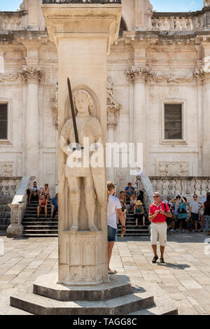 DUBROVNIK CROAZIA - Agosto 13, 2015: Orlando di colonna è il più antico conservato Sculture pubbliche a Dubrovnik. Essa è stata a lungo il solo monume secolare Foto Stock