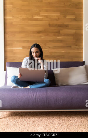 Ritratto femminile di studenti che lavorano per la sua presentazione a casa. Foto Stock