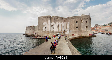 DUBROVNIK CROAZIA - Agosto 13, 2015: San Giovanni della fortezza di Dubrovnik, Croazia Foto Stock