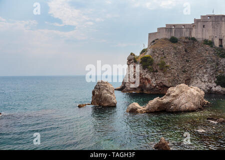 Lovrijenac fort sulla sommità della roccia alta al di sopra del mare Adriatico, Dubrovnik, Croazia Foto Stock