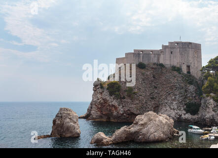 Lovrijenac fort sulla sommità della roccia alta al di sopra del mare Adriatico, Dubrovnik, Croazia Foto Stock