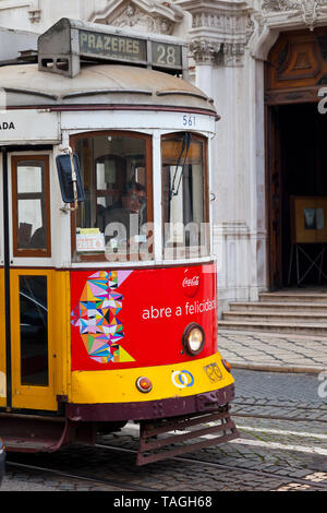 Tranvía 28. Barrio Chiado. Ciudad de Lisboa, Portogallo, Península Ibérica, Europa Foto Stock