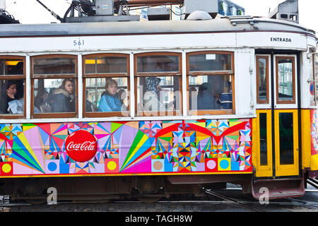 Tranvía 28. Barrio Chiado. Ciudad de Lisboa, Portogallo, Península Ibérica, Europa Foto Stock