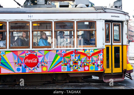 Tranvía 28. Barrio Chiado. Ciudad de Lisboa, Portogallo, Península Ibérica, Europa Foto Stock