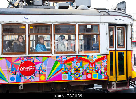 Tranvía 28. Barrio Chiado. Ciudad de Lisboa, Portogallo, Península Ibérica, Europa Foto Stock