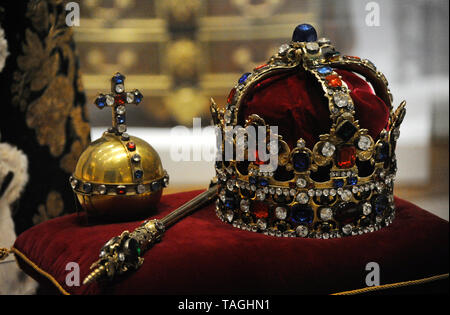 Corona e lo scettro di Orb, insignias utilizzato durante l'incoronazione del Re di Polonia Augusto III Wettin (1696-1763), il 17 gennaio 1734 a Cracovia. Argento e pietre preziose. Da Johann Heinrich Kohler. A Dresda, 1733. Museo Nazionale. Varsavia. La Polonia. Foto Stock