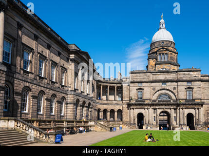 Vista del cortile sul vecchio College dell Università di Edimburgo, Scozia, Regno Unito Foto Stock