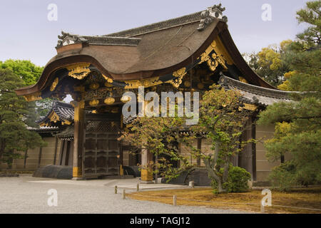 ASIA, Giappone, isola di Honshu, prefettura di Kyoto (京都府, Kyōto-fu), la città di Kyoto e il castello di Nijō (二条城, 1626), il cancello di ingresso Foto Stock