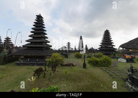 Pura Besakih è un tempio complesso nel villaggio di Besakih e il più grande e il più sacro tempio di religione indù in Bali. Foto Stock