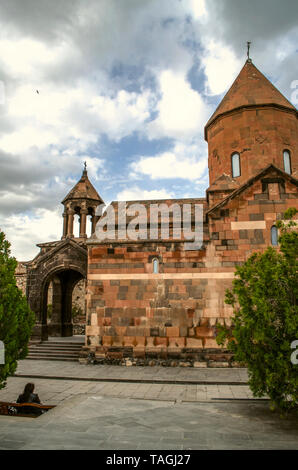 Vista laterale sulla Chiesa della Beata Vergine con una torre campanaria nel parco tra gli alberi nella fortezza di Khor Virap contro la molla del coperchio del cielo Foto Stock