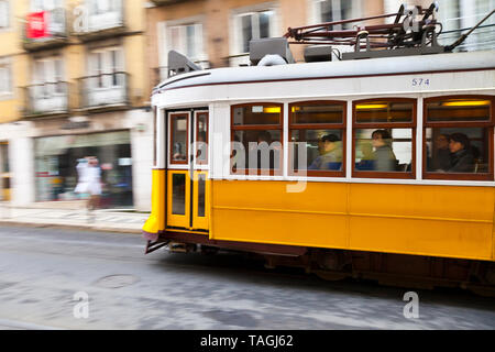 Tranvía 28. Barrio Chiado. Ciudad de Lisboa, Portogallo, Península Ibérica, Europa Foto Stock