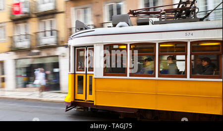 Tranvía 28. Barrio Chiado. Ciudad de Lisboa, Portogallo, Península Ibérica, Europa Foto Stock