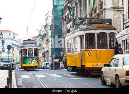 Tranvía 28. Barrio Chiado. Ciudad de Lisboa, Portogallo, Península Ibérica, Europa Foto Stock