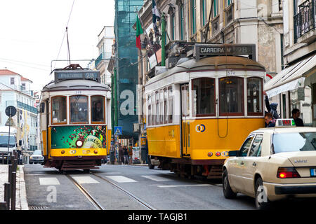 Tranvía 28. Barrio Chiado. Ciudad de Lisboa, Portogallo, Península Ibérica, Europa Foto Stock