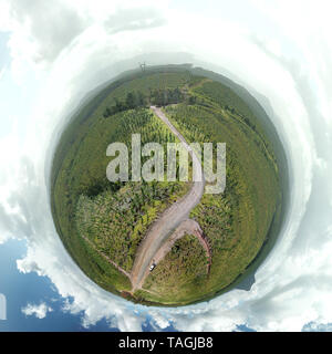 Vista Planetoid della casa di vetro Mountains National Park sulla Sunshine Coast (Queensland, Australia). La Glasshouse Mountains si stagliano nel dopo Foto Stock